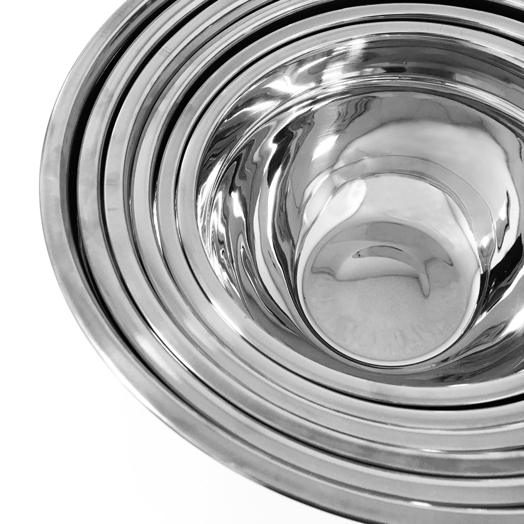 stainless steel mixing bowls are stacked together
